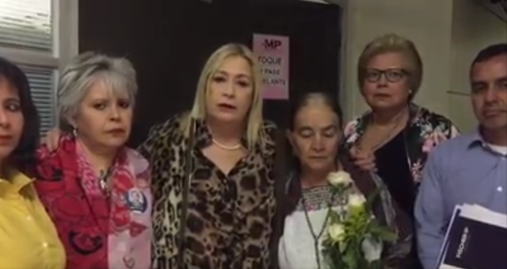  Abogada Karen Fisher junto a las hijas y esposas de los militares condenados por el caso Molina Theissen. 